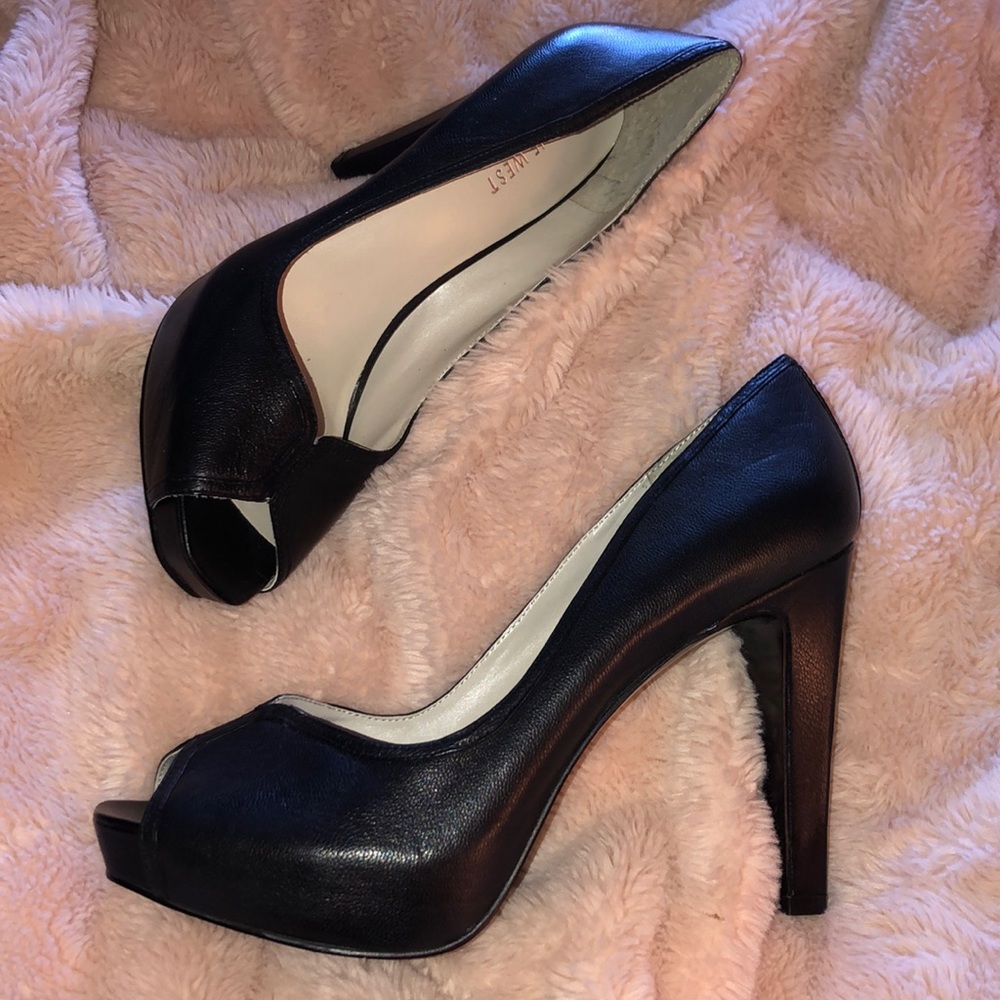 Nine West blk leather peep toe platform pumps